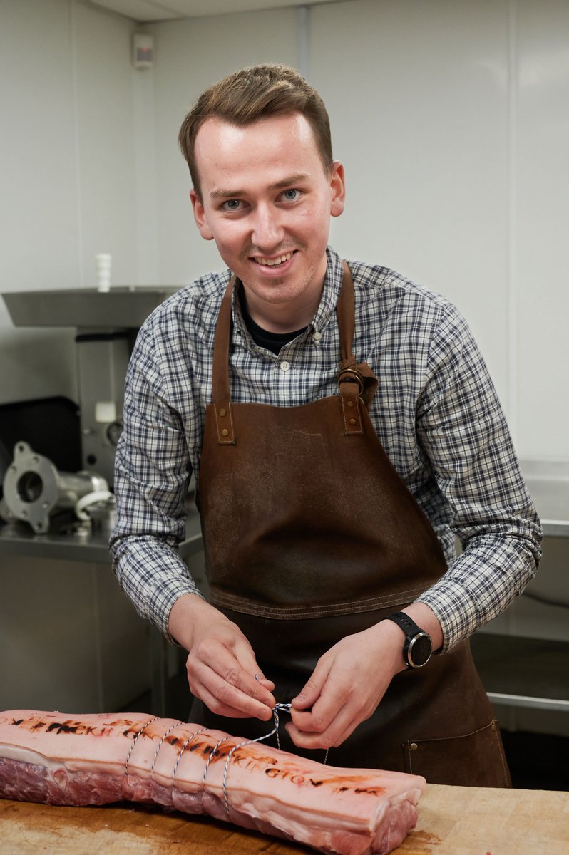 crootsfarm_shop's tweet photo. 🥩 Dave, our Butchery Manager is just one of our expert team here at Croots ready to help you create THE most amazing Sunday lunch!

#sundayroast #localbeef #locallamb #localpork #roastdinner #localbutchery https://t.co/ji3yvx2tUh