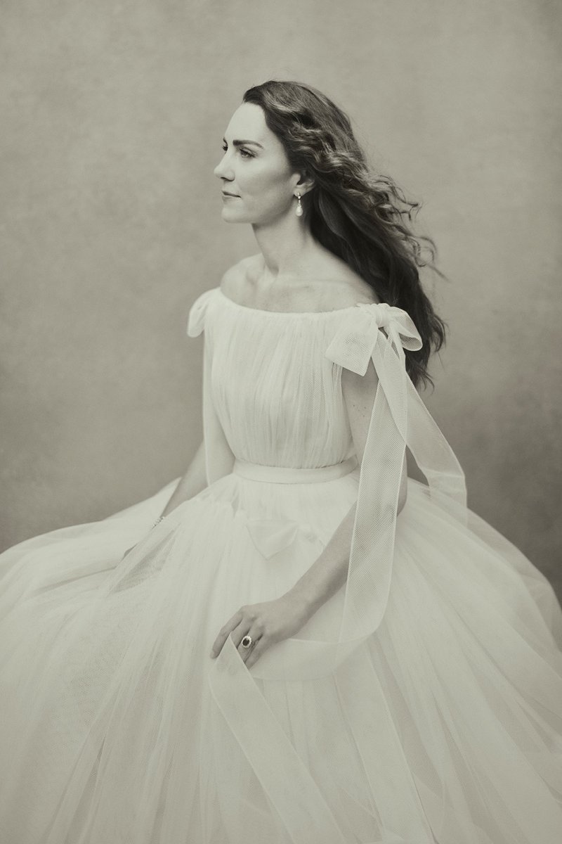 Delighted to share a new portrait of The Duchess ahead of her 40th birthday tomorrow. This is one of three new portraits which will enter the permanent collection of the @NPGLondon, of which The Duchess is Patron. 📸 Paolo Roversi