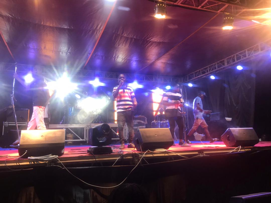 FIPBenin's tweet photo. Plus 6000 participants ont asisté à la soirée d'animation de ce samedi 08 janvier 2022. Vous pouvez voir sur ce podium  #FIP2022, l'artiste béninois Petit Miguelito. Le #FIP2022 a permis au public de danser sur les mélodies de salsa et de rumba.
#wasexo #FIP https://t.co/XXa0Pk1bVt