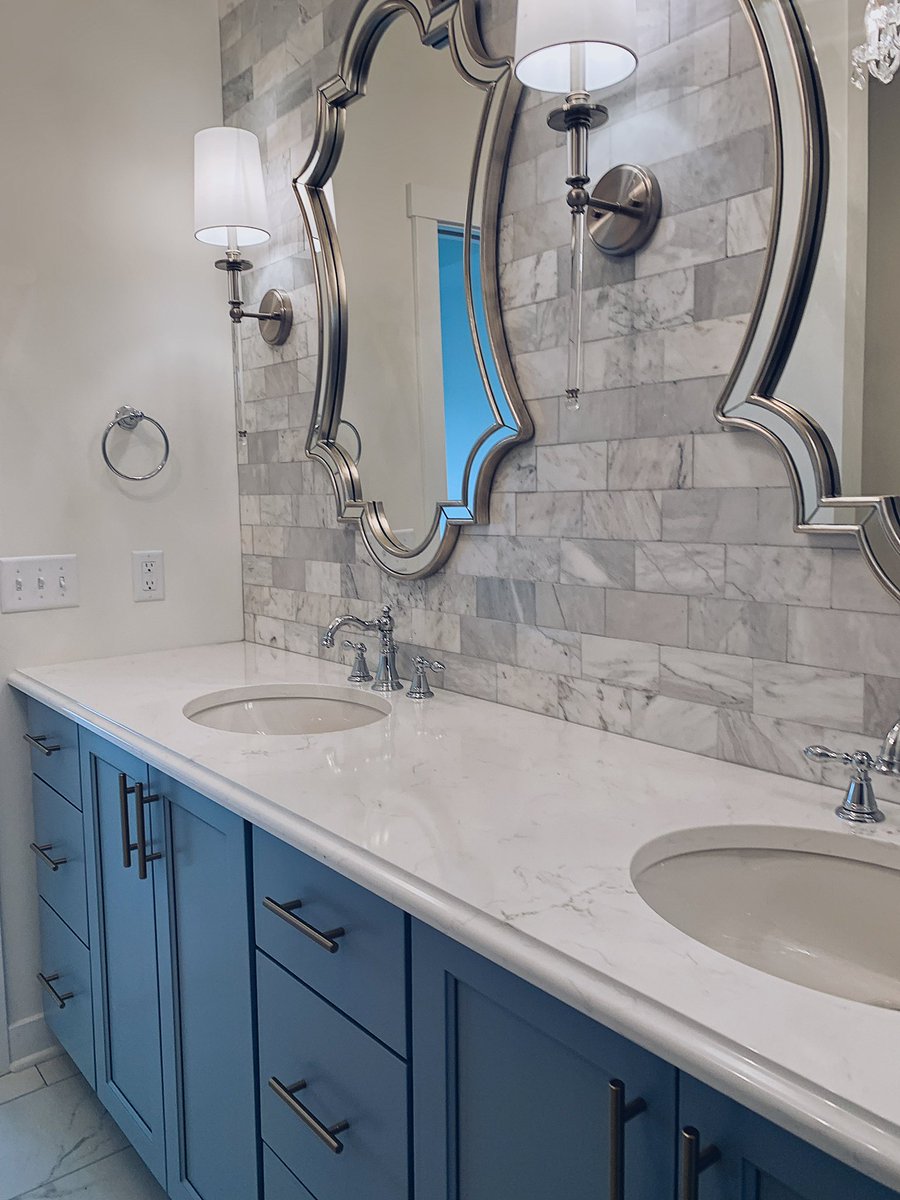 StarHomesInc's tweet photo. The touch of blue is *chefs kiss* #interiordesign #homedesign #bathroomdecor #vanitymirror https://t.co/zrwnEeoXX5