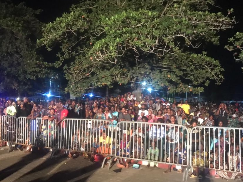 FIPBenin's tweet photo. Plus 6000 participants ont asisté à la soirée d'animation de ce samedi 08 janvier 2022. Vous pouvez voir sur ce podium  #FIP2022, l'artiste béninois Petit Miguelito. Le #FIP2022 a permis au public de danser sur les mélodies de salsa et de rumba.
#wasexo #FIP https://t.co/XXa0Pk1bVt