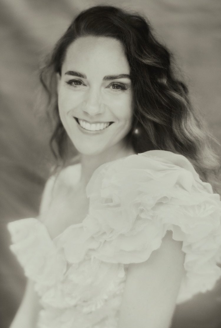 scobie's tweet photo. Ahead of Duchess Kate’s 40th birthday tomorrow, Kensington Palace have released three new portraits by Italian fashion photographer Paolo Roversi to mark the occasion. They were taken at Kew Gardens in November and will be part of a forthcoming travelling @NPGLondon exhibition. https://t.co/iFJxRk4X2L