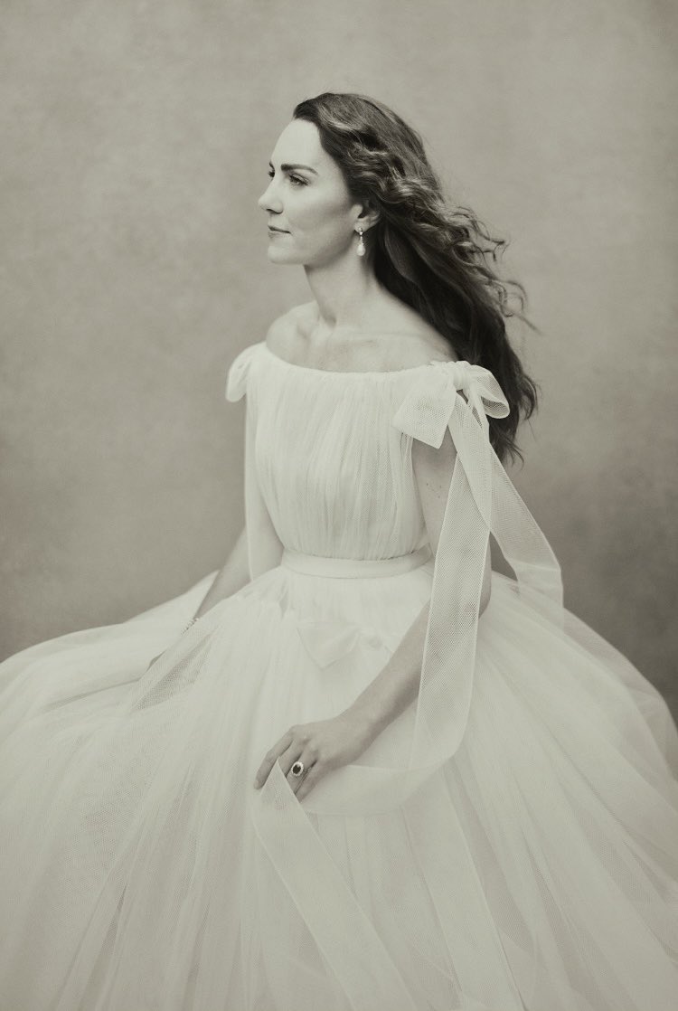 scobie's tweet photo. Ahead of Duchess Kate’s 40th birthday tomorrow, Kensington Palace have released three new portraits by Italian fashion photographer Paolo Roversi to mark the occasion. They were taken at Kew Gardens in November and will be part of a forthcoming travelling @NPGLondon exhibition. https://t.co/iFJxRk4X2L