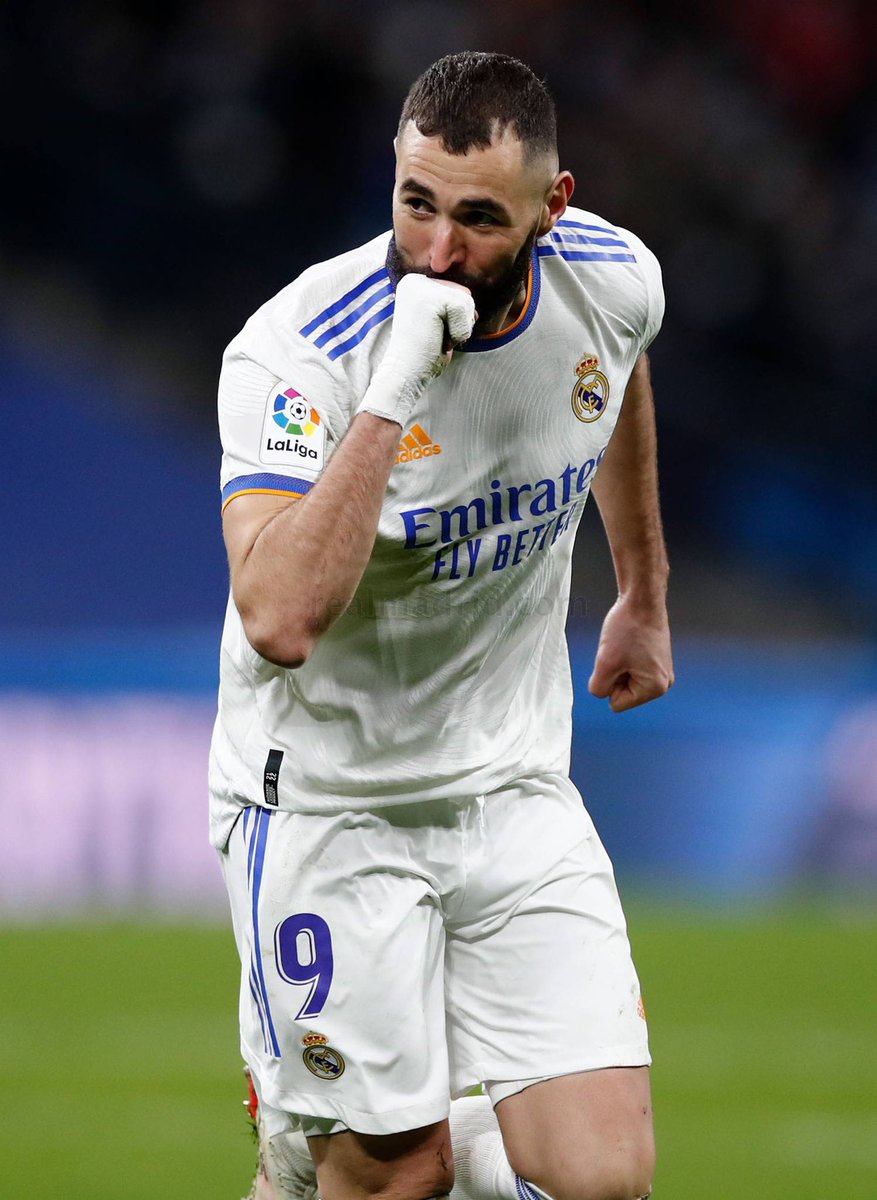 SiaranBolaLive's tweet photo. Top skor Real Madrid sepanjang sejarah:
450 - Cristiano Ronaldo 🇵🇹 
323 - Raúl Gonzales 🇪🇸 
308 - Alfredo Di Stéfano 🇦🇷
[301] - Karim Benzema 🇫🇷 
290 - Santillana 🇪🇸 
242 - Puskas 🇭🇺 
208 - Hugo Sánchez 🇲🇽 https://t.co/Xn5u0QP7Fb