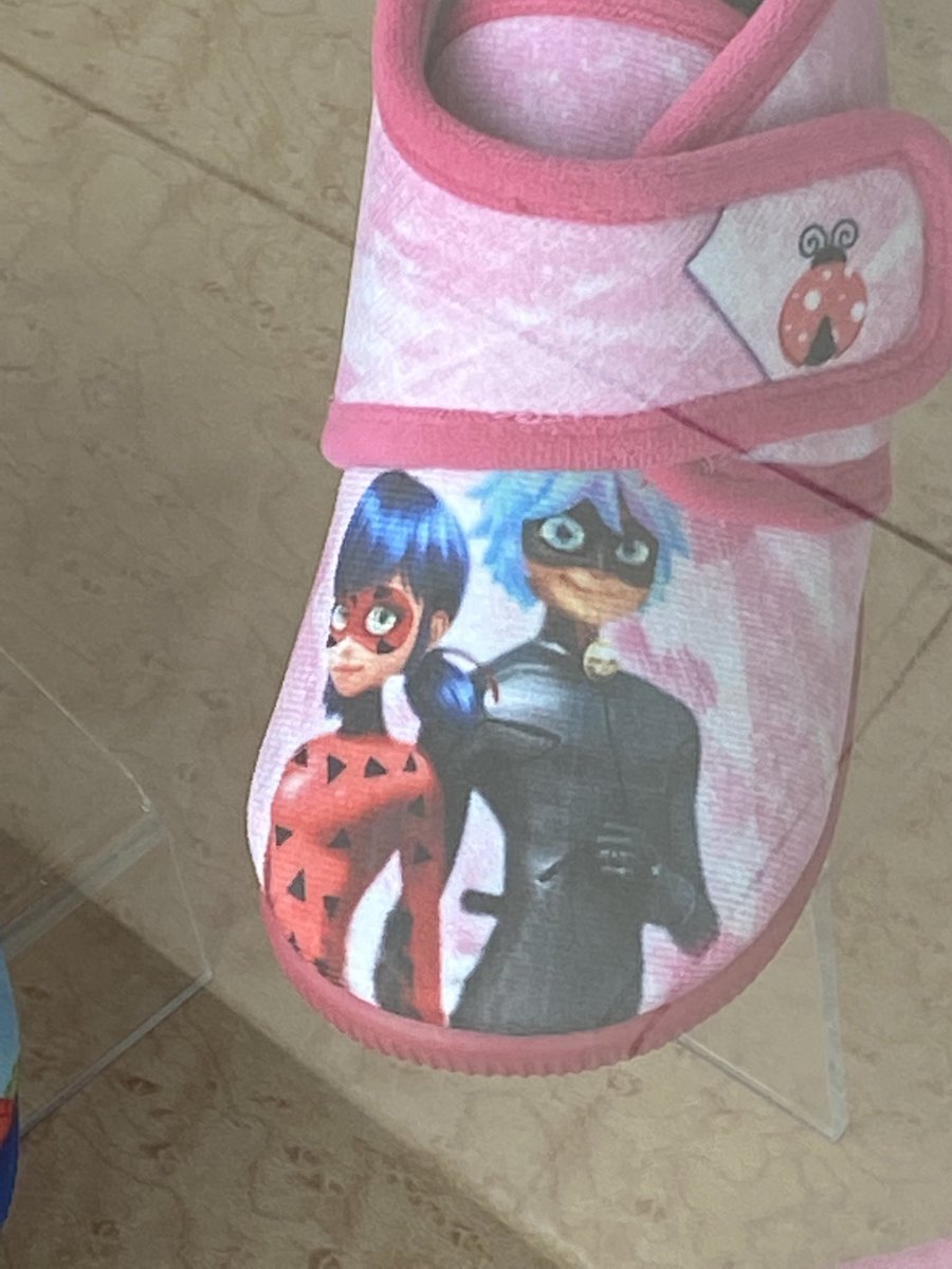 PortalDisneyES's tweet photo. Busca las diferencias en esta zapatilla de #MiraculousLadybug vistas en un chino 🤣🤣 https://t.co/Gsqo8zxZUo