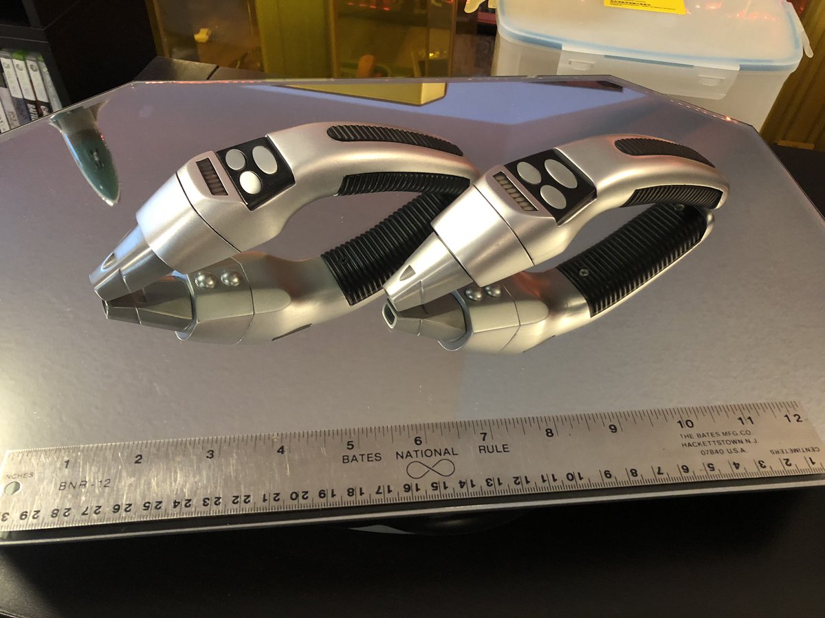 GeekToyLove's tweet photo. This Dolphin Nemesis Phaser commission is done. Seen here next to my personal Dolphin. Opening hood exposes the emitter coils.
#2022Commissions https://t.co/mMxdusx2RB