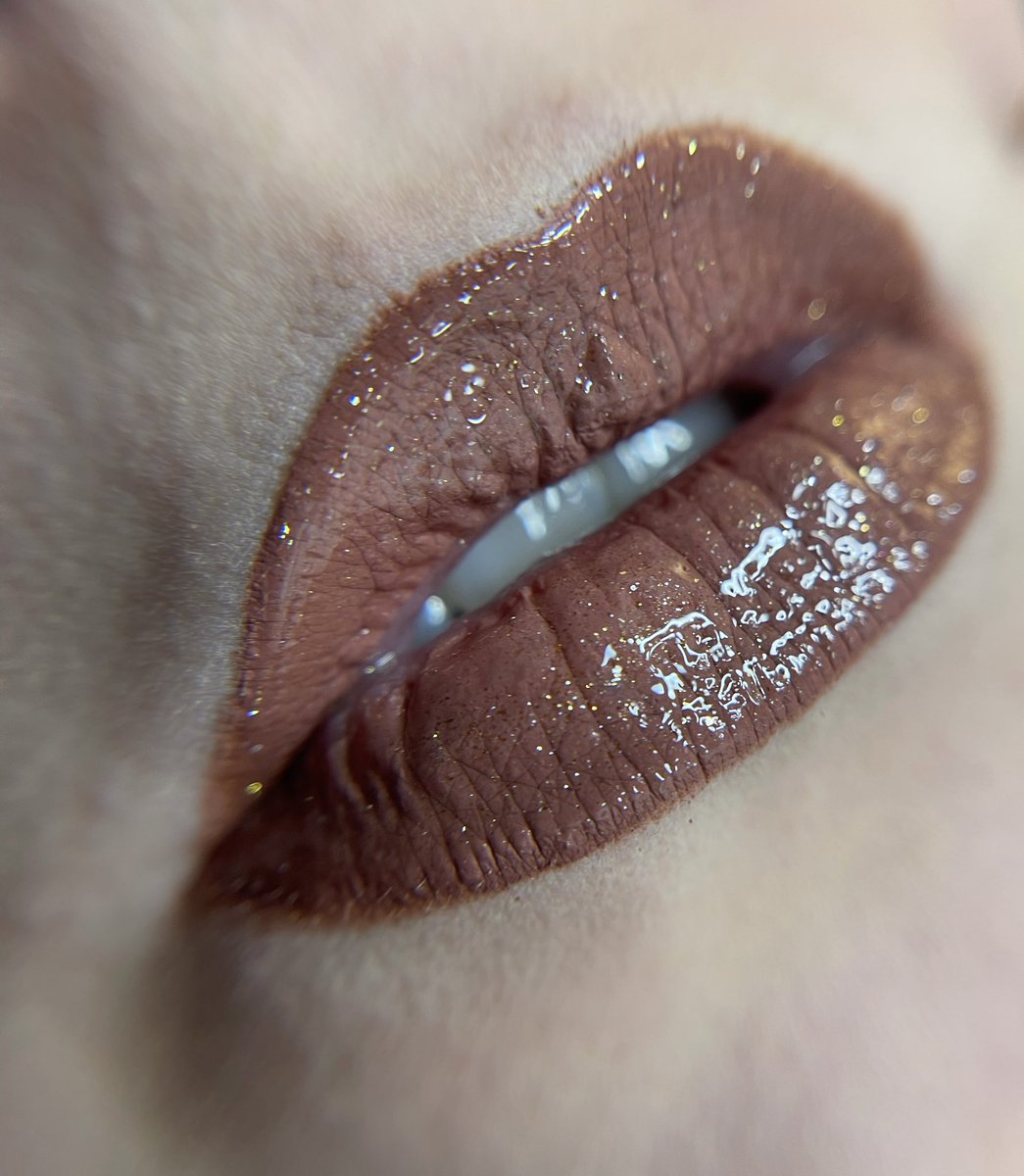 BlendingBrandi's tweet photo. @NYXCosmetics 24k lit lip topper https://t.co/aVWSEcWEWB