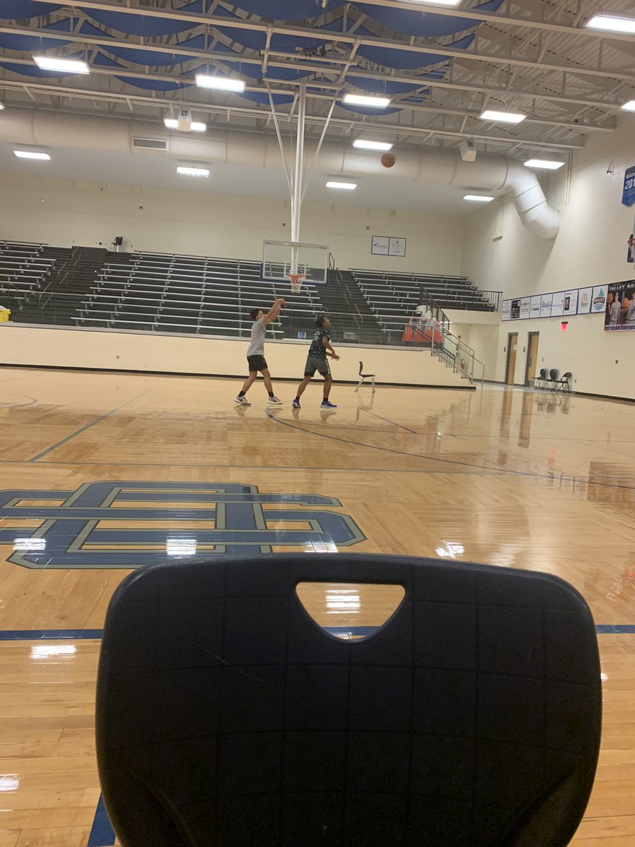 OScoachLawler's tweet photo. Blessed to say I love my job!!! @IsomElijah and @MasonKTalley in here working with their younger brothers. That @OceanSpringsBB standard of WE > me. 

#payingitforward #Family https://t.co/TYJsaKdW5s