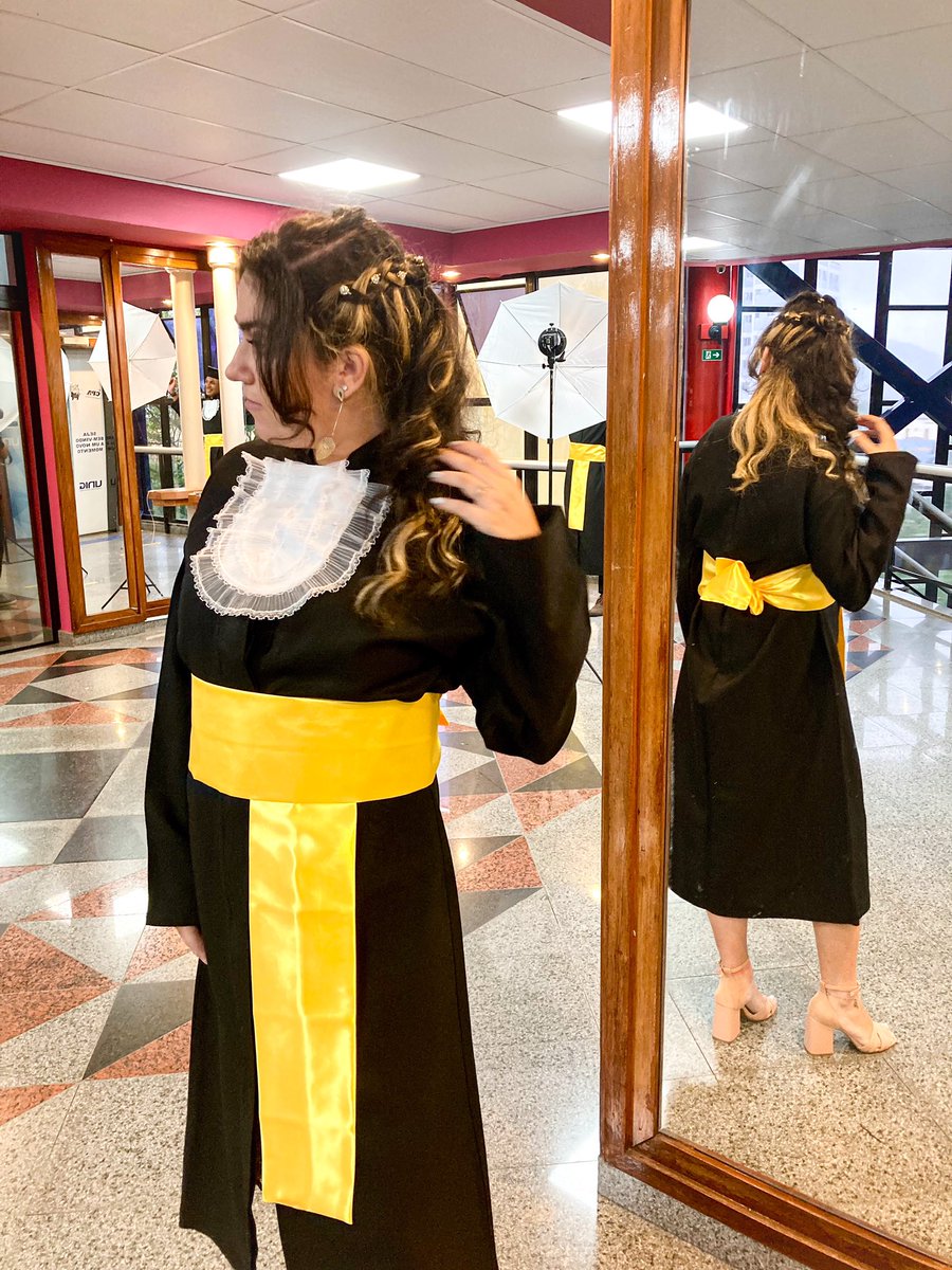 stephanymlobo01's tweet photo. Meus dias de glórias chegaram ein, vai ter foto que não acaba mais nessas redes🎓🎓💛🐍
#FARMACÊUTICA #colacaodegrau #CRFVEIOEIN https://t.co/WwLrPTd9W2