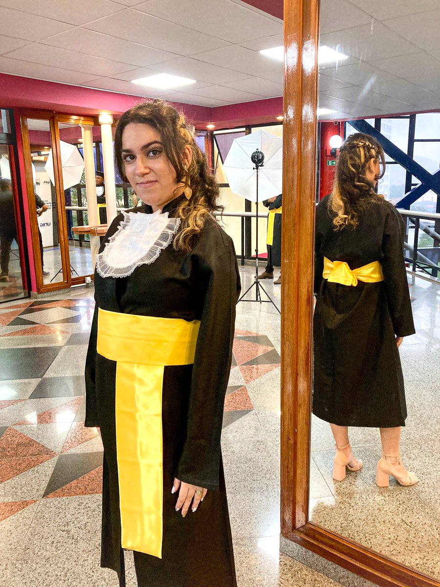 stephanymlobo01's tweet photo. Meus dias de glórias chegaram ein, vai ter foto que não acaba mais nessas redes🎓🎓💛🐍
#FARMACÊUTICA #colacaodegrau #CRFVEIOEIN https://t.co/WwLrPTd9W2