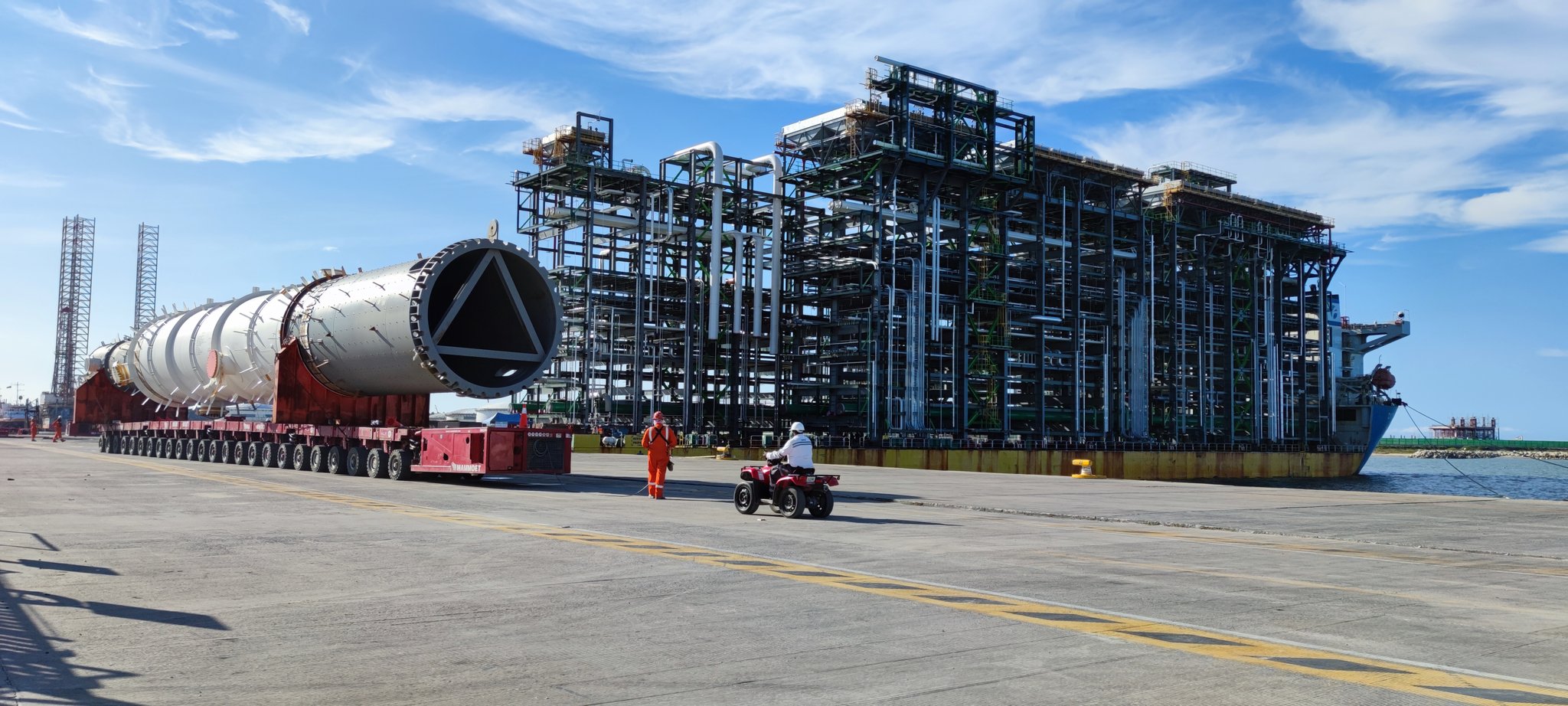 Puerto Dos Bocas on Twitter: "El @puerto_dosbocas es el eslabón clave en la  cadena logística para la recepción de equipos de la Refinería #Olmeca.  Movimiento de descarga de módulos de la planta
