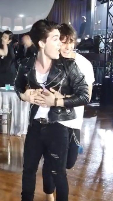 comfortruke's tweet photo. low quality pic, high quality boyfriends! https://t.co/hwC4oBZcIQ