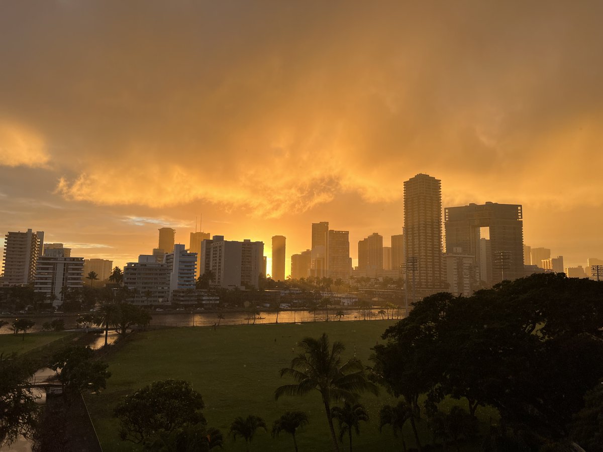 funlocity's tweet photo. January is time for catching the most beautiful sunsets on Oahu!
 🌇 🌇 🌇🤩🤩🤩

#hawaii#aloha#hawaiilife#ocean #nature #islandlife #funlocity #waikiki  #oahu #honolulu #sunset #oahusunsets #january #visithawaii #hawaiitours #hawaiitag #hawaiisunset https://t.co/hd2Ziwl8RL