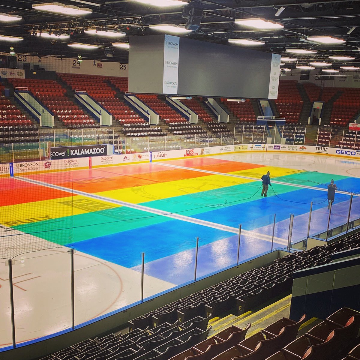 The Kalamazoo Wings played on rainbow ice last night 🤝 #HockeyIsForEveryone

(📸: <a href="/KalamazooWings/">Kalamazoo Wings</a>)
