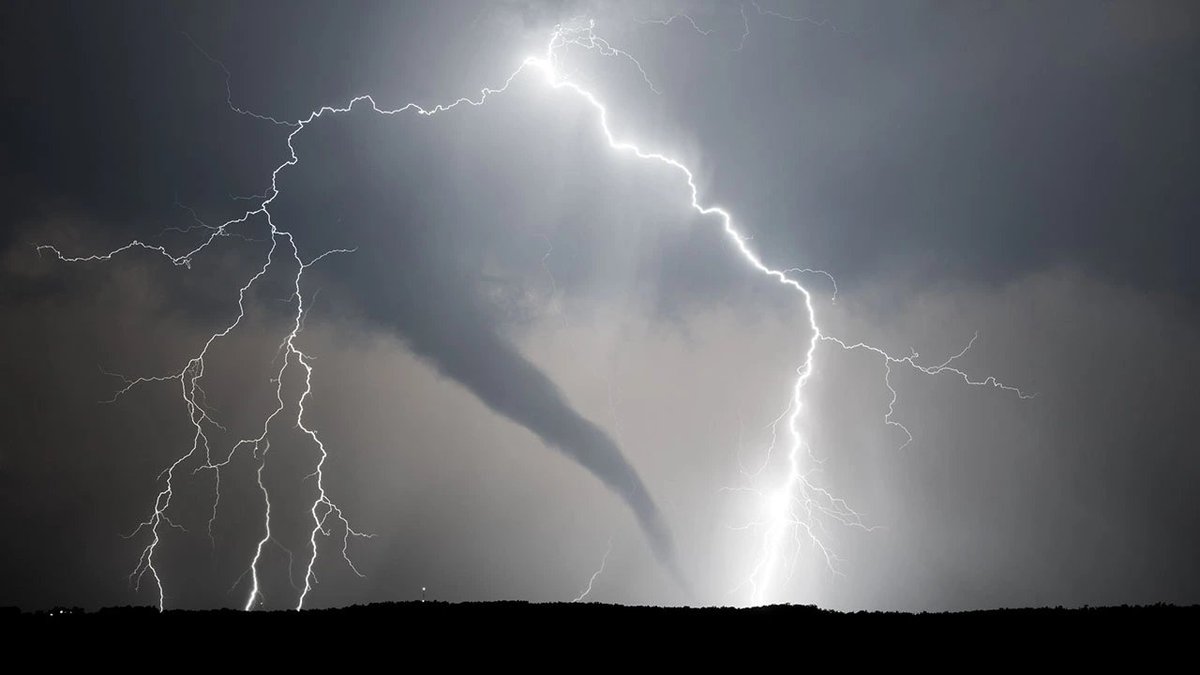 Riptide360's tweet photo. @StanBarkratheon @ChristianM_28 Didn't you all have a tornado storm before that? #ClimateChangeSucks https://t.co/M2QT9Eggul