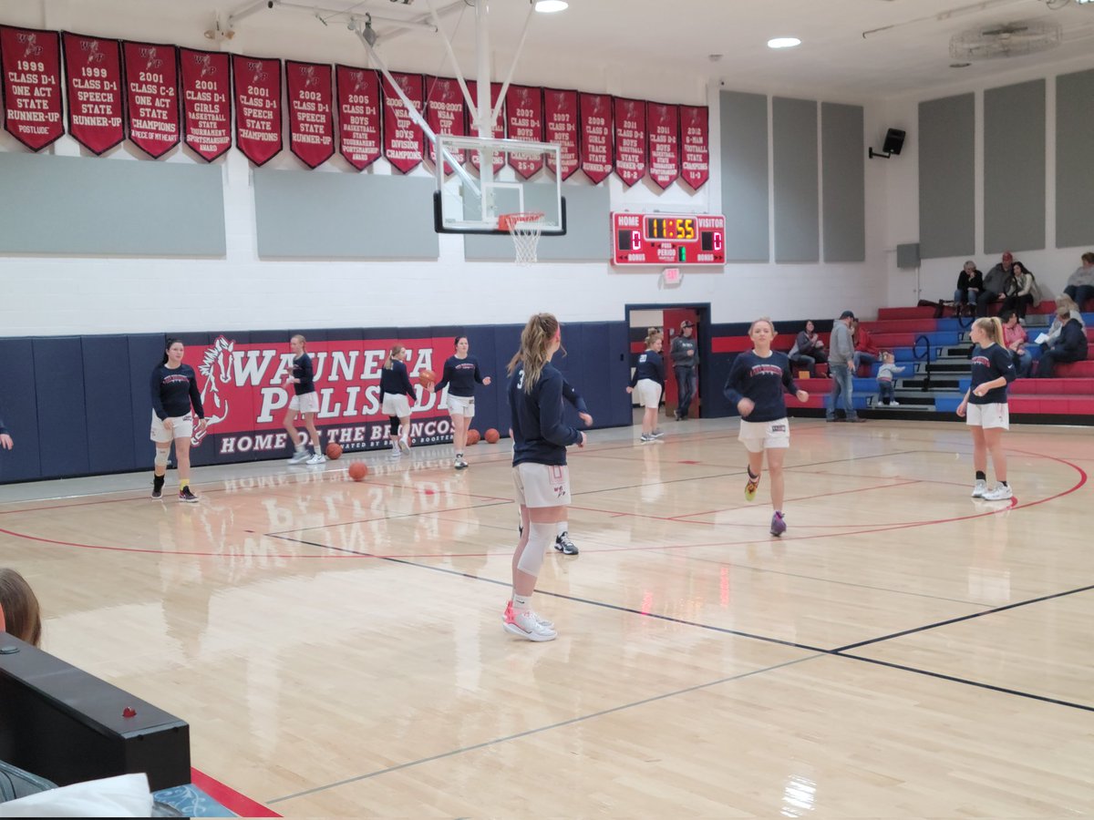 WPBroncos's tweet photo. Getting ready for GAME TIME in Wauneta for Wauneta-Palisade vs Southwest. #gowp https://t.co/XVG1TKioat