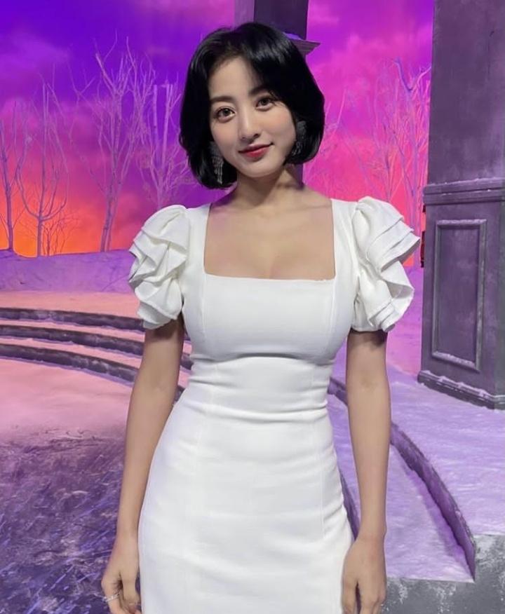 ︶ ⸙E8

                    •.* ฺ ཻུ۪۪ ꒰ WinterBall

-La chica se va a la alfombra por un par de fotos, luego se espera nuevamente a Jimmy a qué también se iba tomarse el chico unas par de fotos-