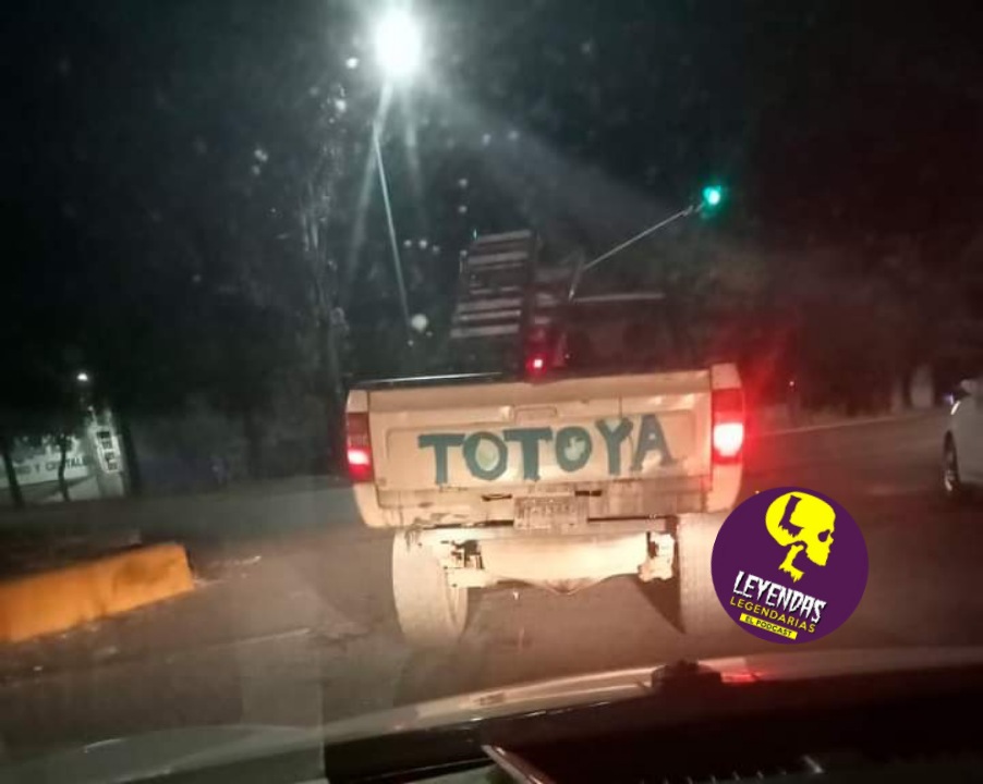 VictorPollux's tweet photo. Dando la vuelta en Juarez me topé con la camionetita de Badía jeje 😬
@ElBadiablo @LeyendasPodcast https://t.co/bq7YEm5IoU