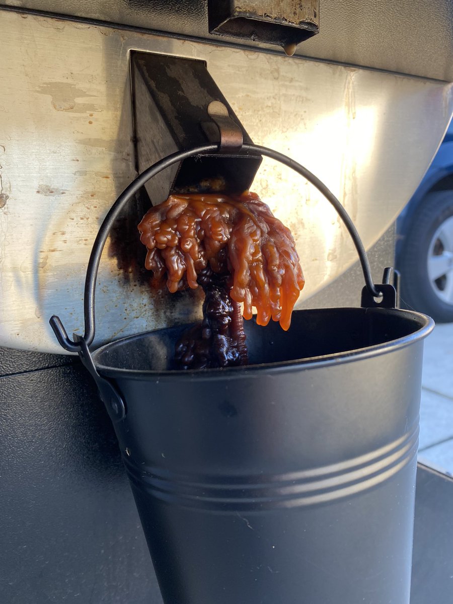 MuspelheimMeats's tweet image. Full disclosure - forgot to take an after photo. The day got away and everyone was waiting to dig in lol 9 pound pork butt smoke 19 hours at 225. So cold here that the grease was hardening before it even hit the bucket! 😂 #greasebucket #pork #bbq