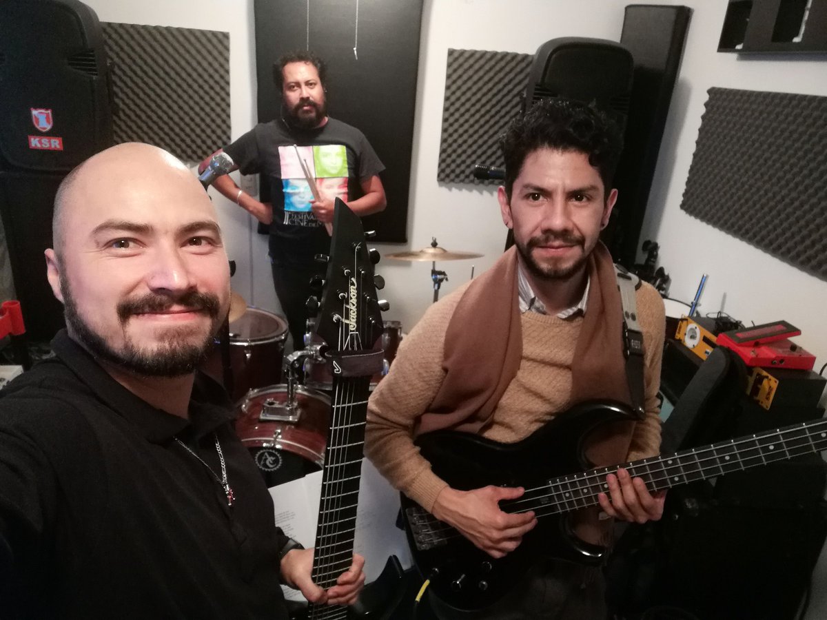 andres_chagolla's tweet photo. ¡El primer ensayo del año de 'Asimétrico' yeah! 😎🎸🥁🤘🏼
@lj_phtography @danidano82
#GruvGear
#Morelia
#jacksonguitars
#asimetrico
#powertrio
#rehearsal https://t.co/7gSRquPC7t
