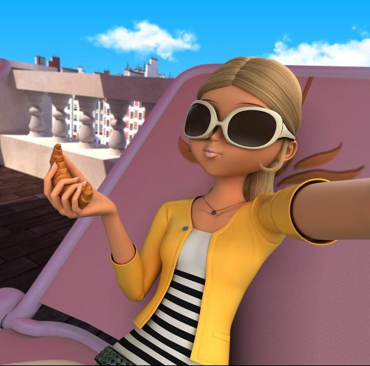QueenBeeParis1's tweet photo. Eu aqui só esperando a LadyBug ter vergonha na cara pra me chamar pra ser Queen Bee de novo , París merece coisa melhor....EU! https://t.co/EyKpNt6Rol