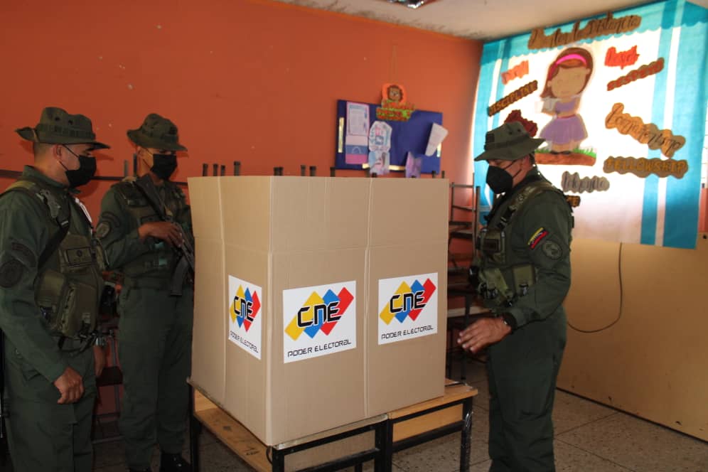 ejercito_ve's tweet photo. 📢  #Entérate || El MG @FelixOsorioG Cmdte. Gral del @somos_ejercito visitó el Estado Barinas con la finalidad de pasar revista al personal, material y equipo de nuestro glorioso componente, que se encuentran desplegados en apoyo de la  #OperaciónRepúblicaBarinas2022 https://t.co/6sr64H96Ob
