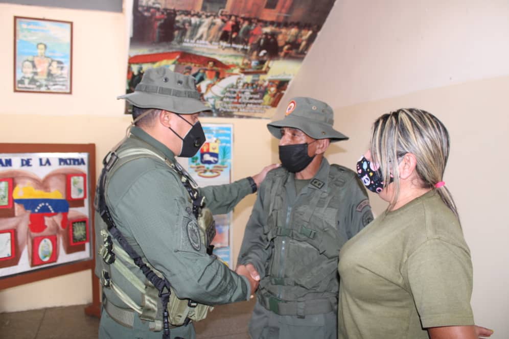 ejercito_ve's tweet photo. 📢  #Entérate || El MG @FelixOsorioG Cmdte. Gral del @somos_ejercito visitó el Estado Barinas con la finalidad de pasar revista al personal, material y equipo de nuestro glorioso componente, que se encuentran desplegados en apoyo de la  #OperaciónRepúblicaBarinas2022 https://t.co/6sr64H96Ob