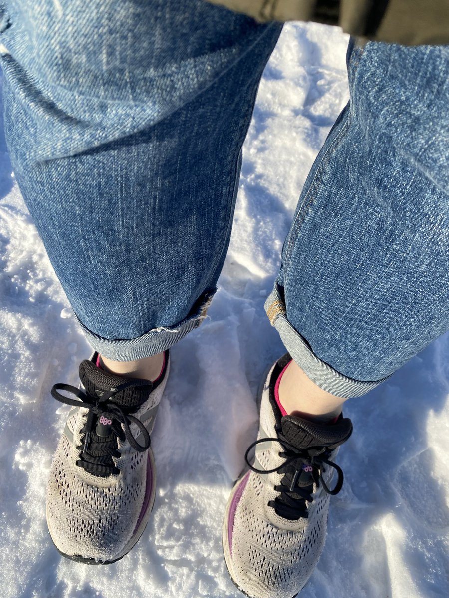 HansonApril's tweet image. Don’t recommend taking a winter stroll in runners, short socks, ripped jeans, metal shades &amp;amp; bare hands. Even my puppy was more prepared. 2 minutes in, I had to go home &amp;amp; try again. Hubby still shaking his head. I’m still shivering #yql #vancouversoft #winterfail 🥶