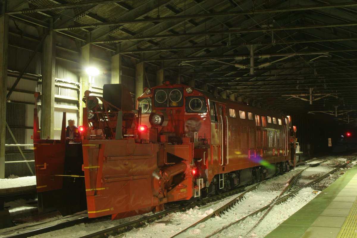 dac5b5d90f994c1's tweet photo. おはようございます。
連休中日の1月9日もイイ天気ですね。
今日は仕事なのでちょっと低浮上ですが宜しくお願い致します。
1月9日なので標準軌ロータリー式除雪用ディーゼル機関車DD19です。
#DD19 https://t.co/WuNqM8O2TC