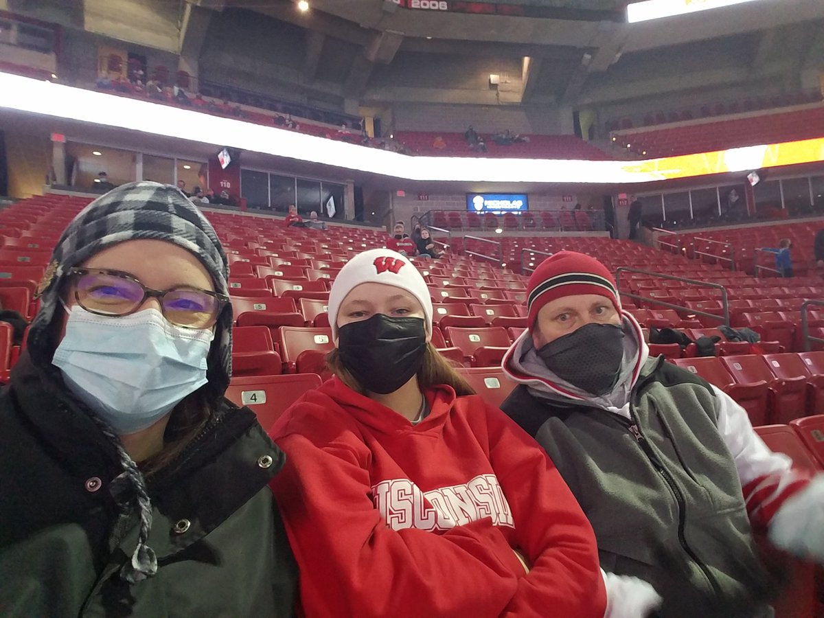 MuellerDessa's tweet photo. #OnWisconsin #Badgers  Hockey night with the family! https://t.co/JvO7MFzBsz