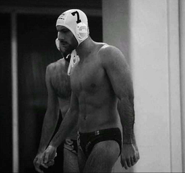 vicencenzo's tweet photo. qualcuno aveva chiesto salvatore in tenuta pallanuoto? #cepostoperte https://t.co/kJT8BWHdj8