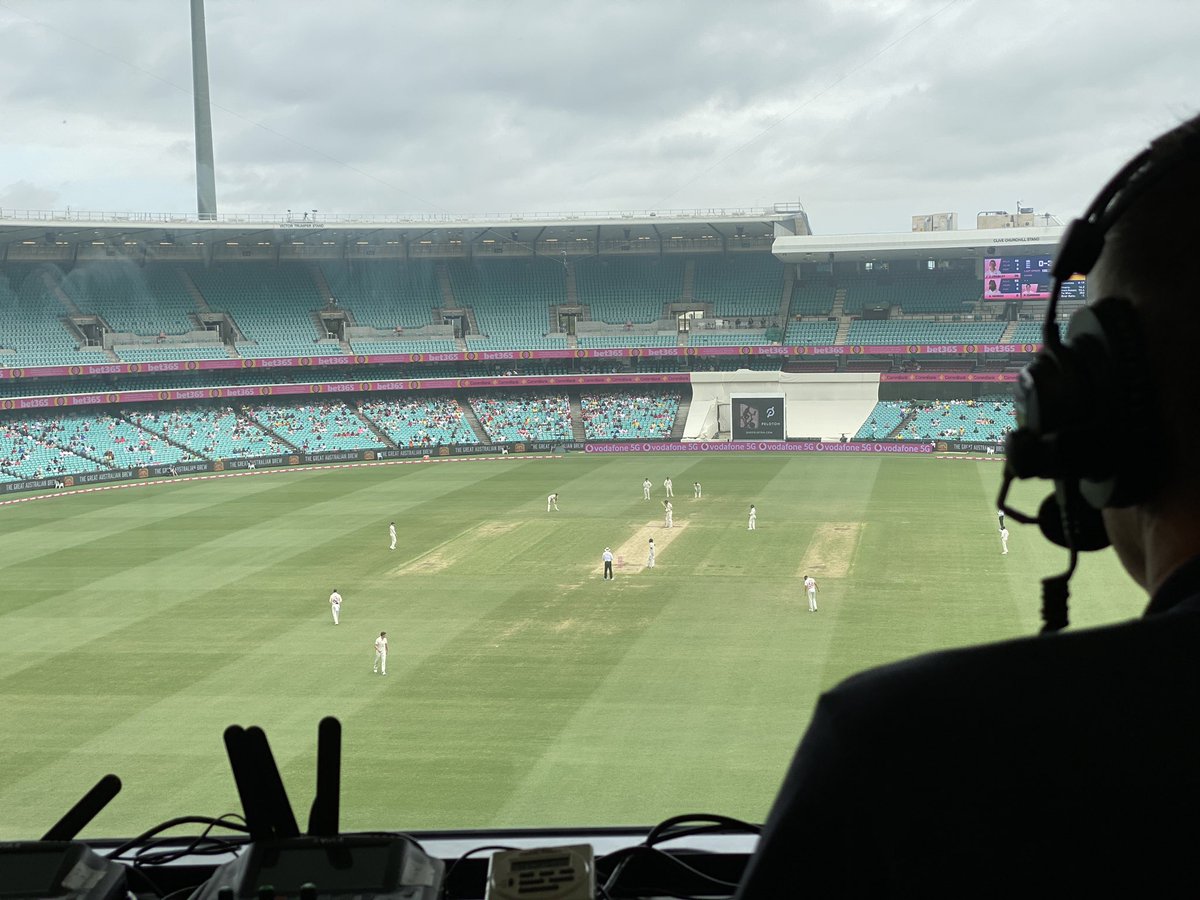 bbctms's tweet photo. “Australian supporters appear to have come dressed as green seats today..”
📻 Follow the #Ashes live on @BBCSounds
#bbccricket https://t.co/RW293Wd0c8