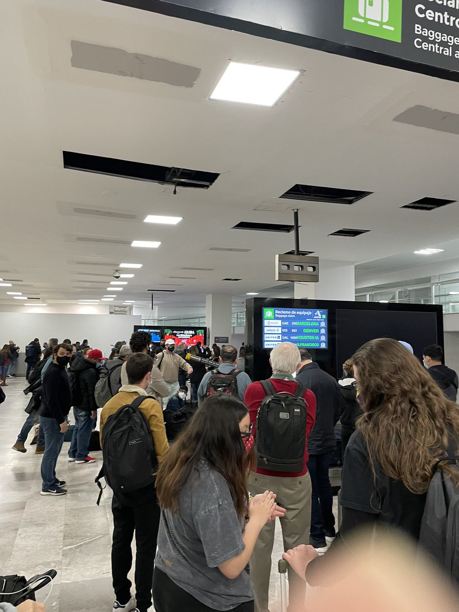 AICM… 3 vuelos en la misma banda.  Las demás bandas vacías. Los RX del SAT y el personal son insuficientes, entonces los pasajeros esperamos alrededor de 1 hora 😡. Imperdonable la cancelación del nuevo aeropuerto. 😡😡 <a href="/lopezdoriga/">Joaquín López-Dóriga</a> <a href="/AristeguiOnline/">Aristegui Noticias</a> <a href="/warkentin/">Gabriela Warkentin</a> <a href="/CarlosLoret/">Carlos Loret de Mola</a>