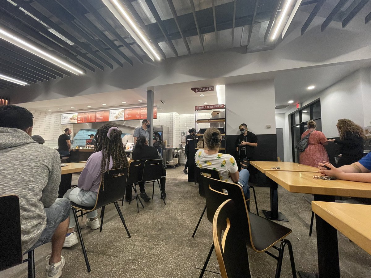 PoeticAlexis's tweet photo. @ChipotleTweets, do better. Over 15 people waiting for their food. 

It’s now 6:33 and my estimated pickup time was 6pm https://t.co/HvaNfIJAjX