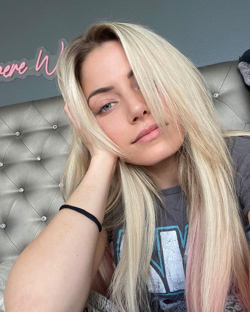HourlyBliss's tweet photo. @AlexaBliss_WWE 💜😇 https://t.co/Gf8GEu3j9w