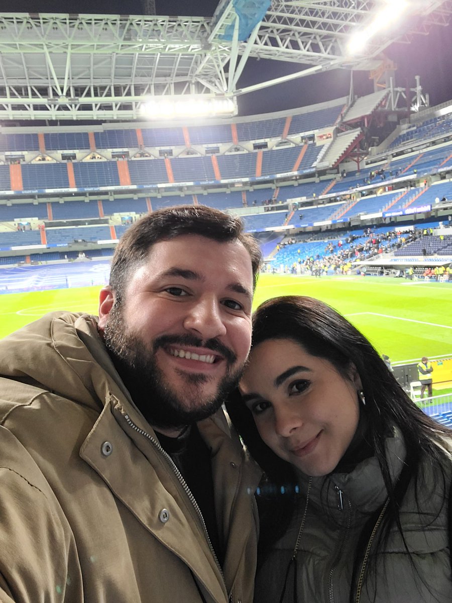 Juancajlo's tweet photo. Muchas gracias a esas dos personas que nos regalaron las entradas para ver el juego del @realmadrid, no sabemos quienes son pero @arianacmartinez y yo los queremos mucho donde quiera que estén https://t.co/rr1FyVlbmE