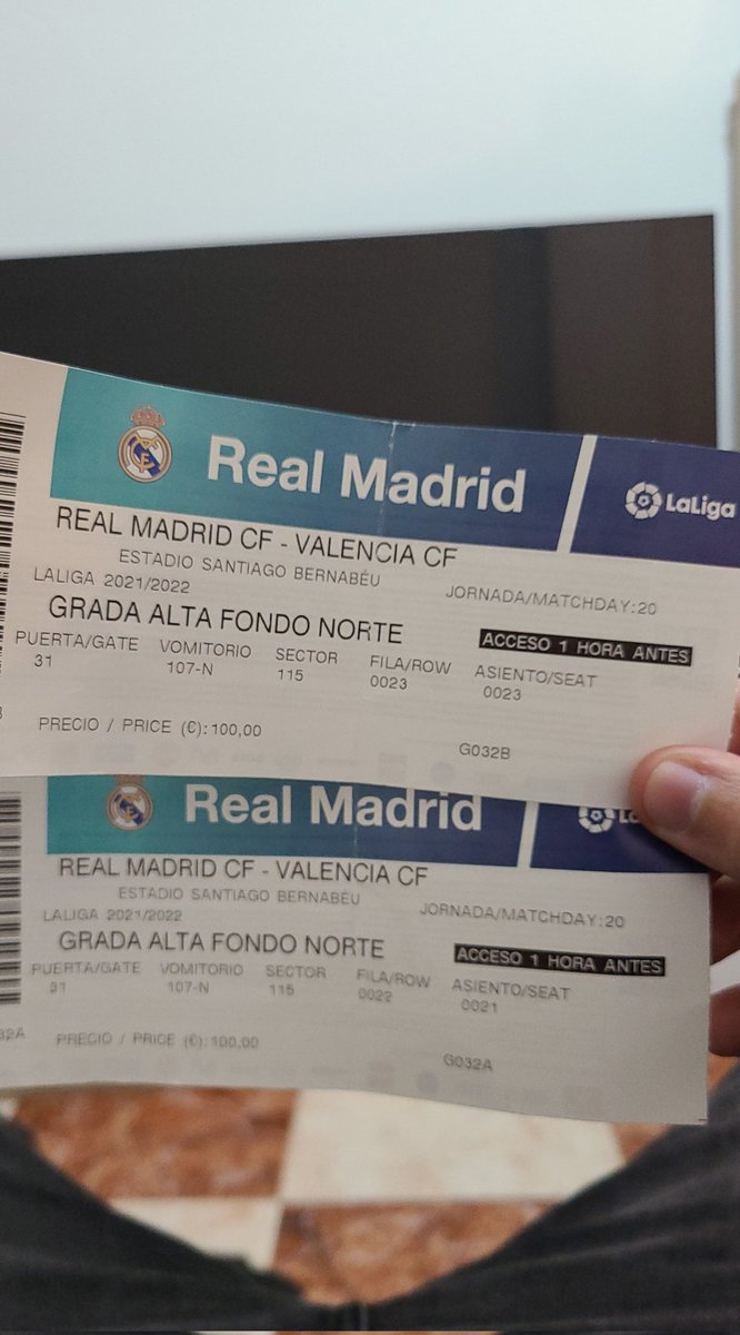 Juancajlo's tweet photo. Muchas gracias a esas dos personas que nos regalaron las entradas para ver el juego del @realmadrid, no sabemos quienes son pero @arianacmartinez y yo los queremos mucho donde quiera que estén https://t.co/rr1FyVlbmE