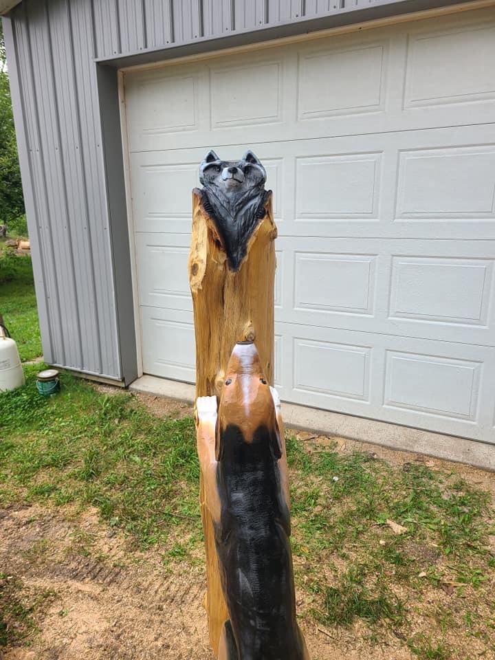 beesbirdstrees's tweet photo. Carvings are done by a local young man with his chainsaw. So unique, isn’t he talented? #5DCarvings #chainsawcarving #coonhunter https://t.co/mAw1XKrKh6