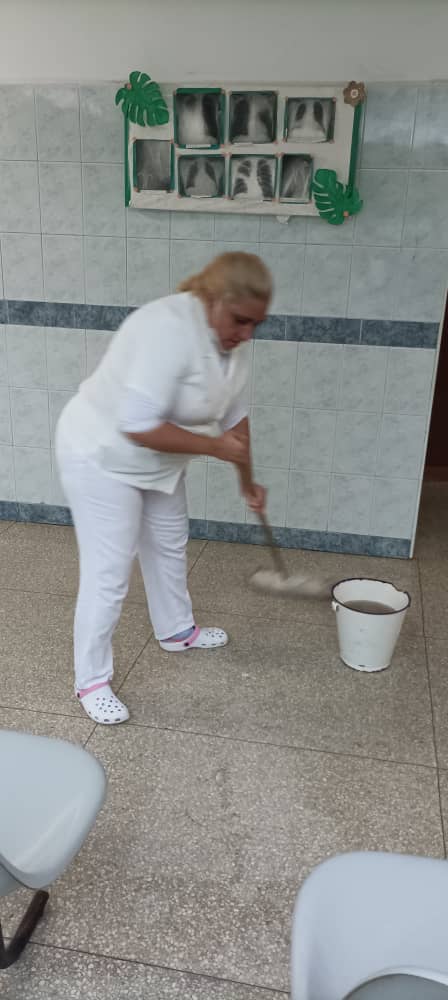 CubaVa_Bolivar2's tweet photo. Limpieza y desinfección del equipo de guardia CDI Castillito Estado Bolívar.
#cubacoopera
@Cubacooperabol2 
@cubacooperaven 
@AdanVillavicen5 
@altunaga_perez 
@DarianaLeyvaRo3 
@PartidoPCC https://t.co/8T0TIoQLvz