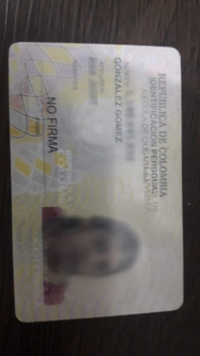 SusanaBoreal's tweet photo. Mi sobrina tiene una parálisis cerebral y, como se ve en su cédula, no puede firmar.

Hoy revisé en https://t.co/HtR4pY8zjY y resulta que, lean bien: FIRMÓ la revocatoria contra @QuinteroCalle

Ésa es la firma del uribismo, no de mi sobrina. https://t.co/PhJ6pVHXXn