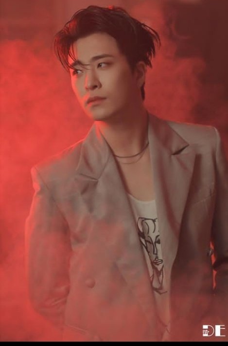 ⟳︎8Eˎˊ˗

          ︶︶ ::❏❜ - - - - -WinterBall

-Va al baile del invierno de la villa, que no se iba perderse este baile era uno de sus eventos favorito de la villa, esperaba de su novio que se tomará también un par de fotos en la alfombra-