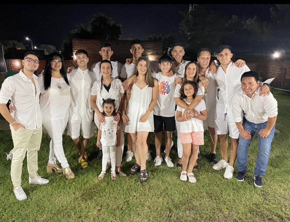 MatiiasSolari's tweet photo. Vengo a presumir las hermosas fotos que nos sacamos para Año Nuevo con Mi Familia 🥂 https://t.co/OxPZTB2CZf