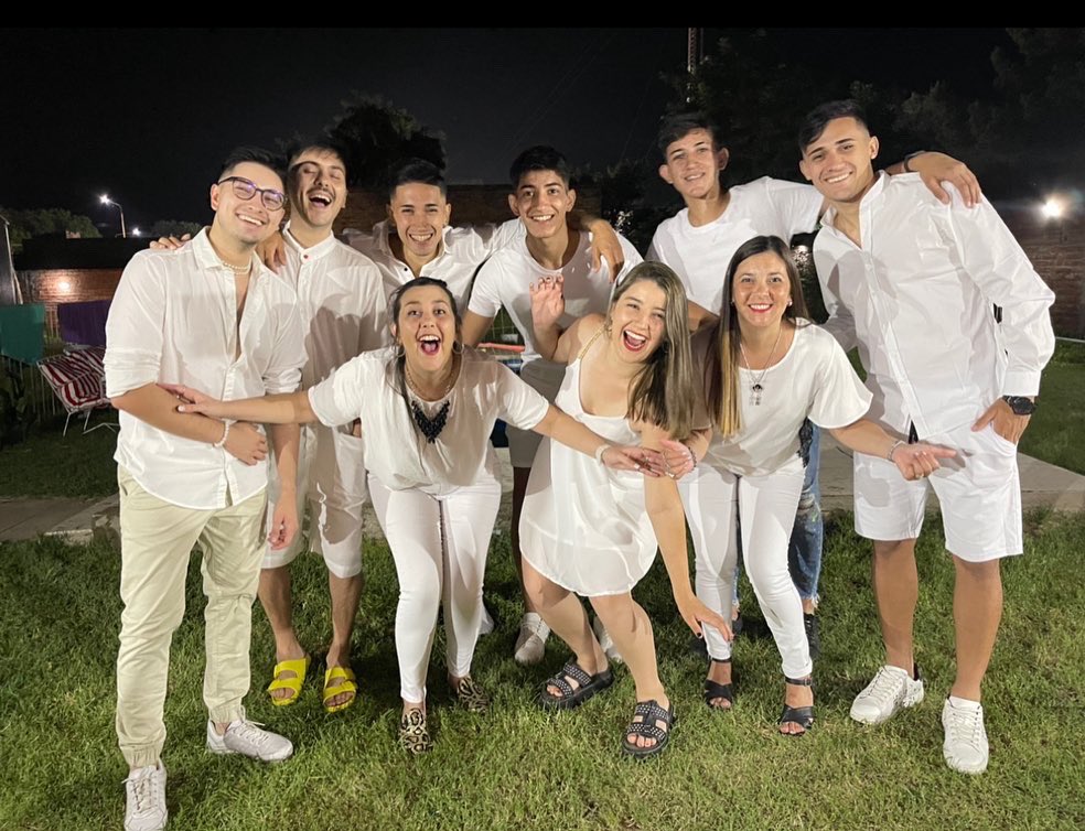 MatiiasSolari's tweet photo. Vengo a presumir las hermosas fotos que nos sacamos para Año Nuevo con Mi Familia 🥂 https://t.co/OxPZTB2CZf
