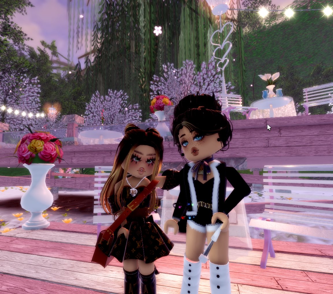13riell's tweet photo. Just a regular day at Divina Park
#royalehigh #royalehighroblox https://t.co/zSGEjYIJ1I