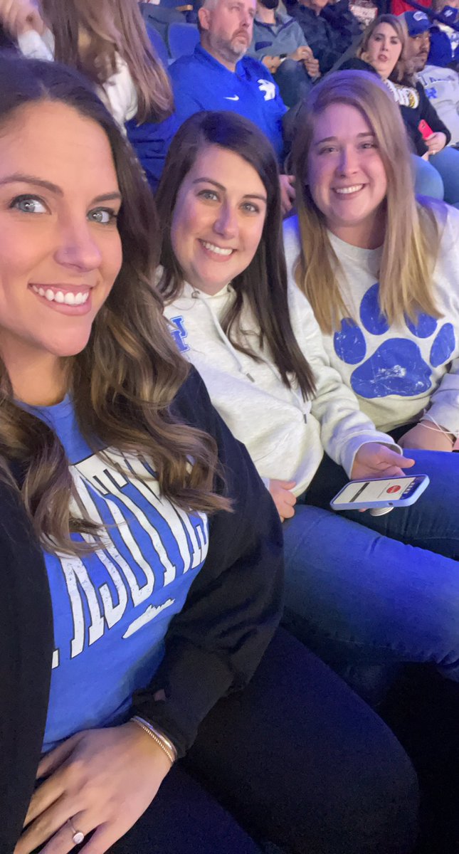 alyssa_brooke18's tweet photo. #WeAreUK 💙 https://t.co/uZkX1lt35u