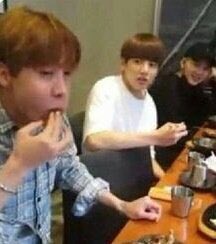 jackywxng's tweet photo. MORRO COM A DIFERENÇA DE REAÇÃO DOS YOONKOOK VENDO O HOSEOK COMENDO KJJKJJKKK https://t.co/cKmd6PTZZ4