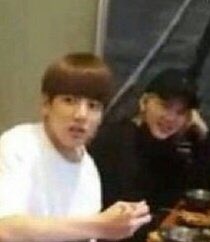 jackywxng's tweet photo. MORRO COM A DIFERENÇA DE REAÇÃO DOS YOONKOOK VENDO O HOSEOK COMENDO KJJKJJKKK https://t.co/cKmd6PTZZ4