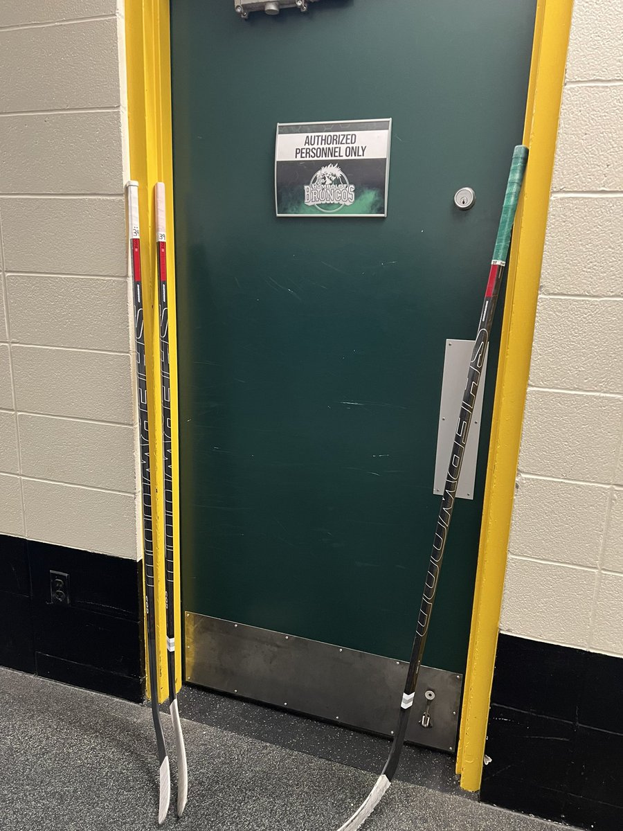 HumboldtBroncos's tweet photo. The Humboldt Broncos organization mourn the passing of Teddy Balkind.
Our thoughts and prayers are with his family and friends.
 #sticksoutforteddy https://t.co/8IkD7o7ukr