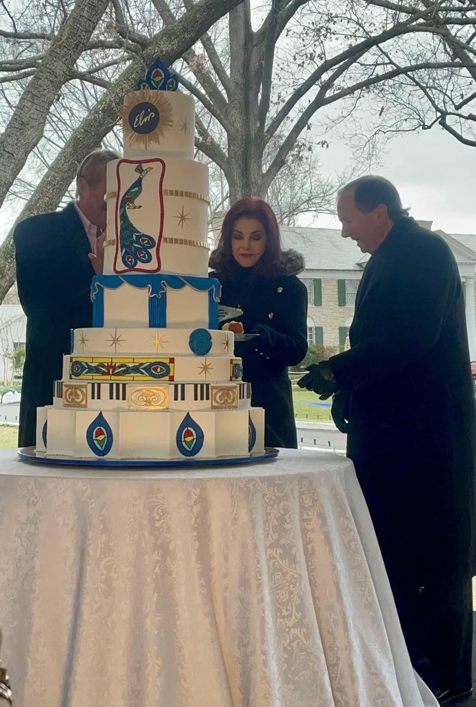 Cilla_Presley's tweet photo. In Memphis Celebrating Elvis’ Birthday 45 yrs after his passing. Thank you to the huge support of Elvis fans in front of us. 🥰 https://t.co/xiEU4mR3iS