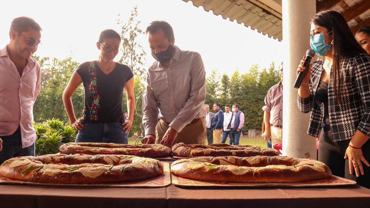 WalMtzOlvera's tweet photo. Agradecemos al Gobernador @CuitlahuacGJ por acompañarnos a nuestro convivo de Día de reyes e inicio de año, empezamos este 2022 llenos de trabajo y motivación para seguir #GenerandoCambios en nuestro querido #Veracruz
1/2 https://t.co/U1asZdllSw